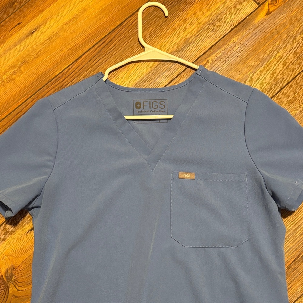 Figs women’s ceil blue Short Sleeve V-Neck in Slate Blue